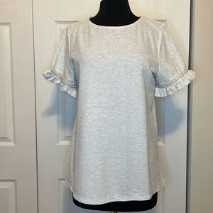 NWOT DOE & REA GRAY RUFFLED SHORT PEARL SLEEVE TEE. SIZE LARGE.